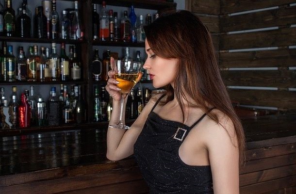 dáma, žena a alkohol, pohárik pri bare