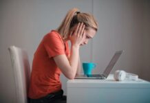 Obete online podvodníkov a agresorov sú ako sklo. Krehké a rozbitné nešťastná smutná žena za počítačom