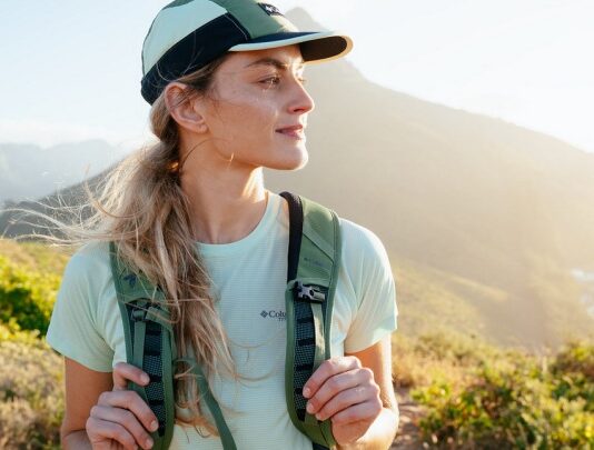 Na túru s Columbia Sportswear s ochranou proti Slnku, teplu, UVA a UVB žena a turistika