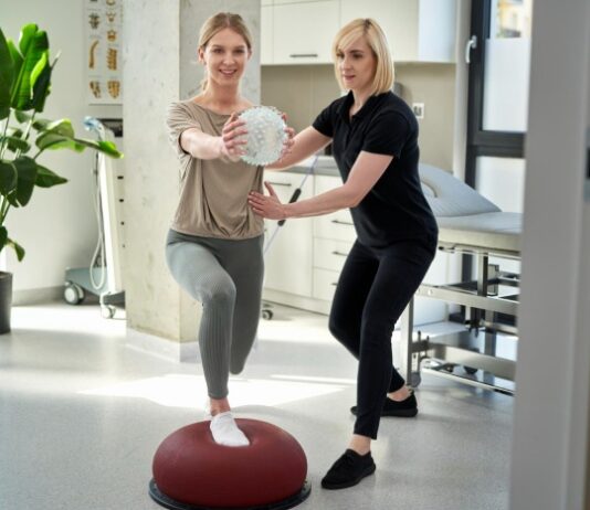 Fyzické cvičenie ako balzam na dušu: Keď sa pohyb mení na terapiu fitlopta a cvičenie rehabilitácia