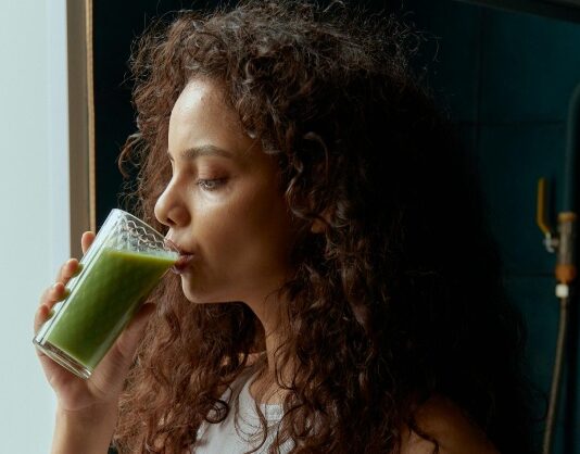 Zelená matcha a tekvicová bomba: Nové ovsené nápoje od Mixit Zelená matcha, smoothie, zdravý nápoj