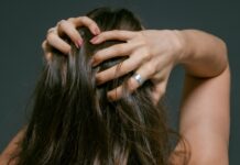 Tvrdá voda a vlasy: prečo sú po umytí drsné, matné alebo nepoddajné? Vlasy na dotyk, ilustračná fotografia, foto: pexels